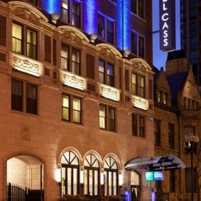 Holiday Inn Express Chicago  logo